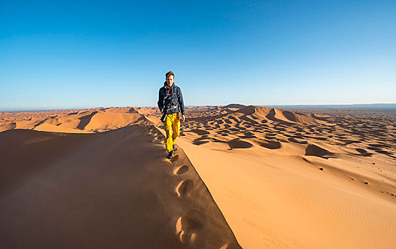 男青年,跑,沙滩,沙丘,却比沙丘,梅如卡,撒哈拉沙漠,摩洛哥,非洲