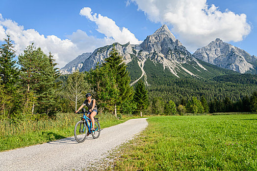 女性,骑车,山地车,自行车道,高山,穿过,背影,山景,提洛尔,阿尔卑斯山,靠近,埃尔瓦尔德,奥地利,欧洲