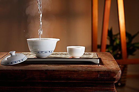 瓷器盖碗茶茶具,倒水