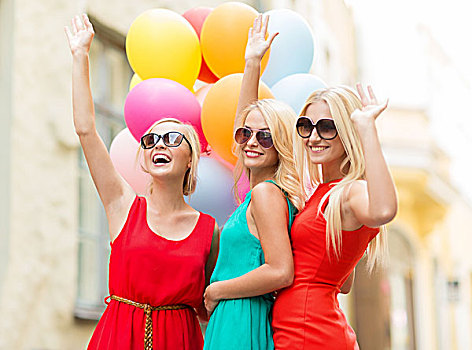 休假,旅游,朋友,女性聚会,金发,女孩,概念,三个,美女,女人,彩色,气球,挥手,城市