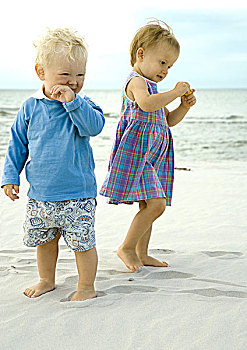 两个,幼儿,站立,海滩