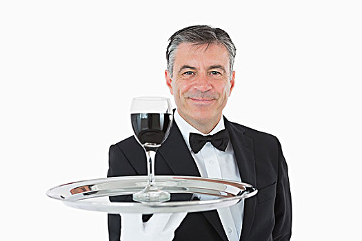 微笑,服务员,拿着,玻璃,满,葡萄酒,银色托盘,白色背景,背景