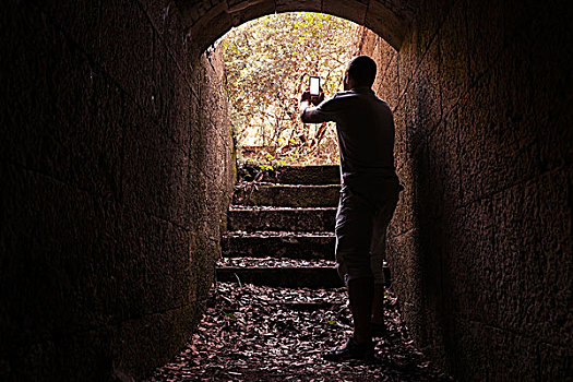 男青年,照相,暗色,石头,隧道
