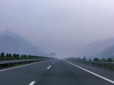 雾中高速公路