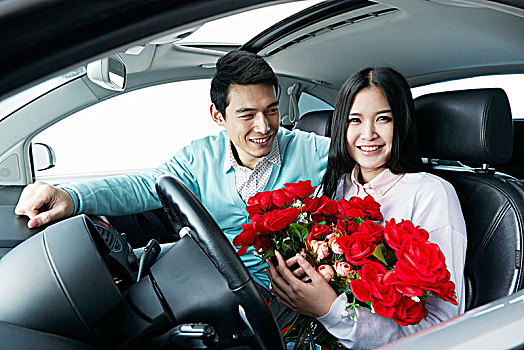 亚洲情侣在汽车内度过情人节