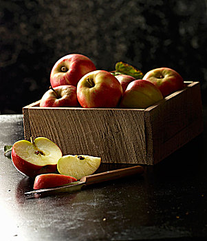红苹果,木质,板条箱,苹果切片,刀,前景