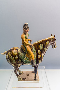 上海博物馆的唐代彩色釉陶骑马男俑