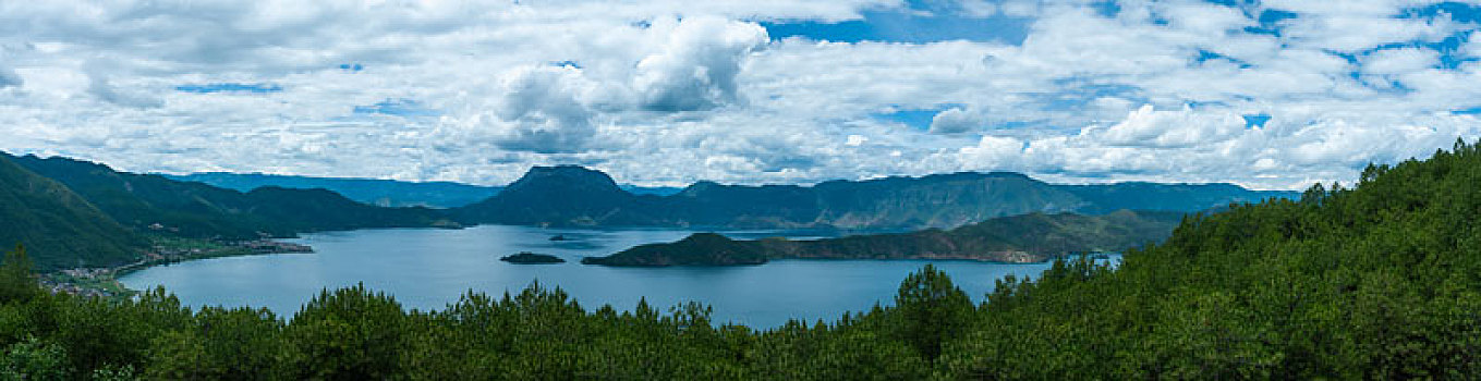 云南泸沽湖全景视角