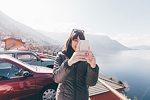 中年,女人,智能手机,湖岸,蒙特卡罗,意大利