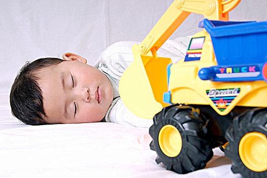 熟睡的男孩和玩具车