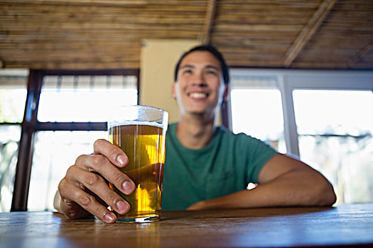 高兴,男人,啤酒杯,看别处,吧台