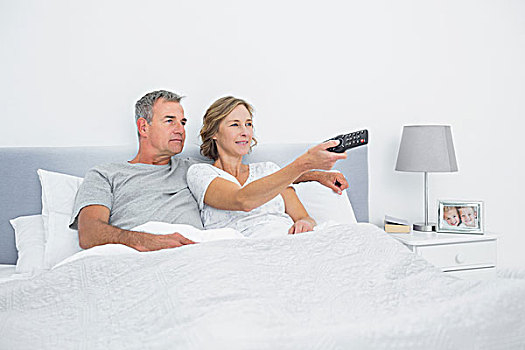 幸福伴侣,看电视,床上,在家,卧室