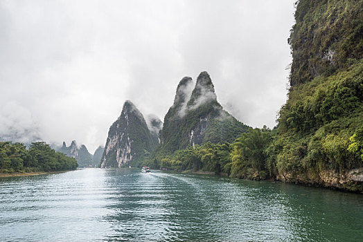 烟雨中的中国桂林漓江山水风光