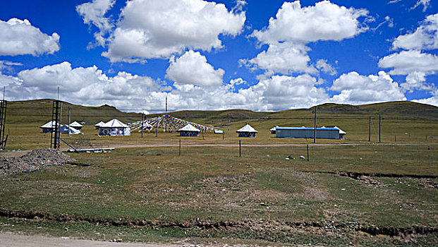 唐古拉山高原上的蒙古包