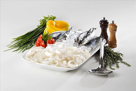 鱿鱼圈,沙丁鱼,冰,药草,蔬菜