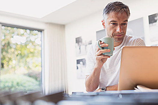 男人,喝咖啡,工作,笔记本电脑,厨房