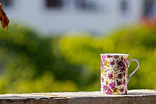 窗台上的紫色咖啡杯
