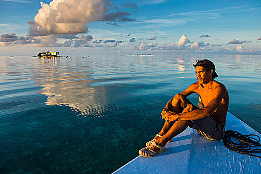 男人,坐,船,上方,平静,水,土阿莫土岛,法属玻利尼西亚