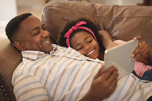 高兴,美国黑人,父亲,女儿,放松,沙发,数码