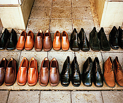 排,黑色,褐色,皮鞋,站立,正面,脚步,建筑