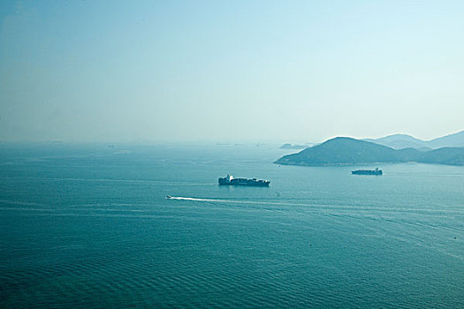 香港海洋公园海洋摩天塔上远眺南中国海上过往的船舶
