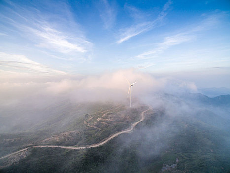 江西玉华山云海中的风力发电场