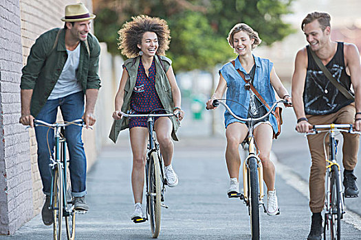 朋友,骑,自行车,城市,人行道