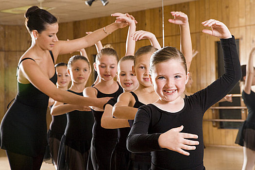 肖像,芭蕾舞者,8-9岁,练习,教师,指示,舞蹈室,镜子,背景