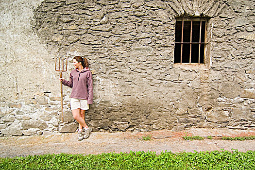 女人,拿着,站立,靠近,墙壁,乡村,法国