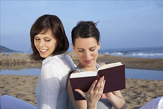 两个女人,坐,一起,海滩,读