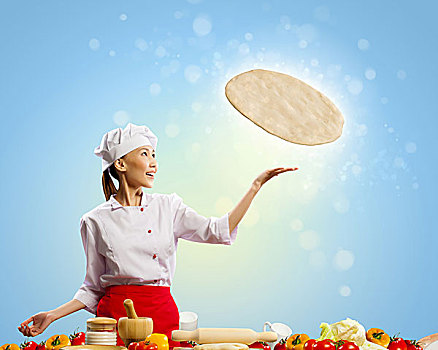 亚洲女性,烹饪,制作,比萨饼,站立,彩色背景
