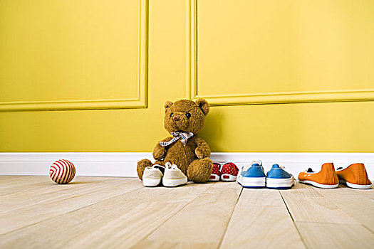 泰迪熊,坐在地板上,几个,两个,鞋,球