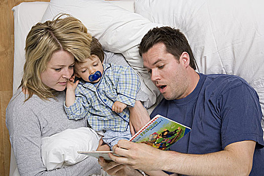 卧,床,母亲,父亲,幼儿,书本,童话