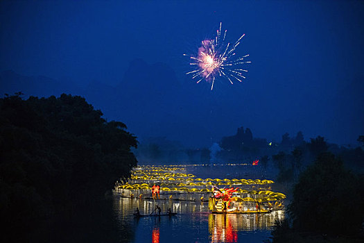 桂林遇龙河景区巨龙巡游