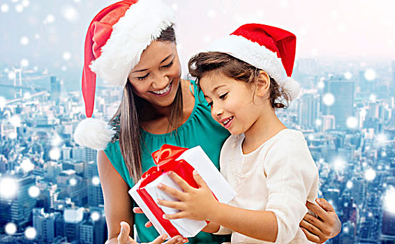 圣诞节,休假,庆贺,家庭,人,概念,高兴,母亲,小女孩,圣诞老人,帽子,礼盒,上方,雪,城市,背景