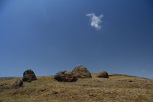 蓝天下岩石的低角度视图