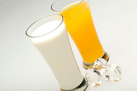 牛奶和橙汁