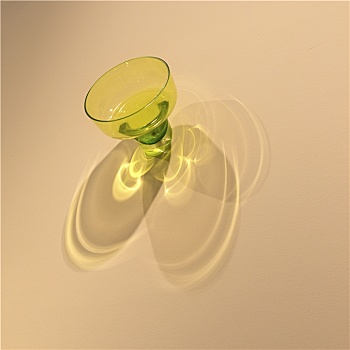 玻璃杯的光影投射