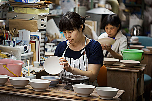 兩個女人,坐,工作間,工作,日本人,瓷碗