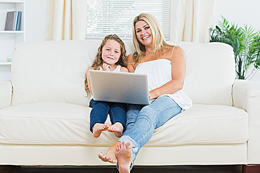 微笑,女儿,母亲,放松,沙发,笔记本电脑