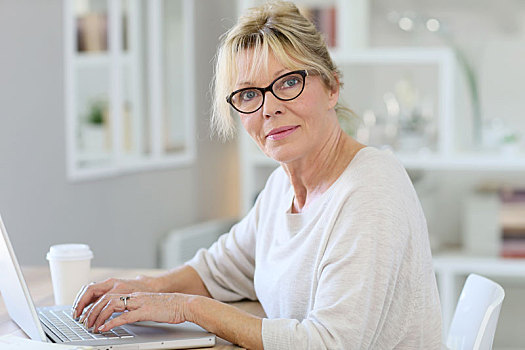 头像,老年,女人,工作,笔记本电脑