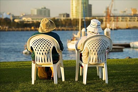 后视图,两个人,坐,圣地亚哥湾,圣地亚哥,加利福尼亚,美国