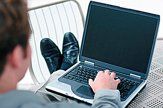 商务人士,灰色,衬衫,放,翘脚,椅子,笔记本电脑,一只,手