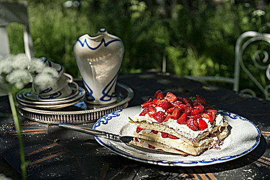 草莓蛋糕,瓷器,花园桌