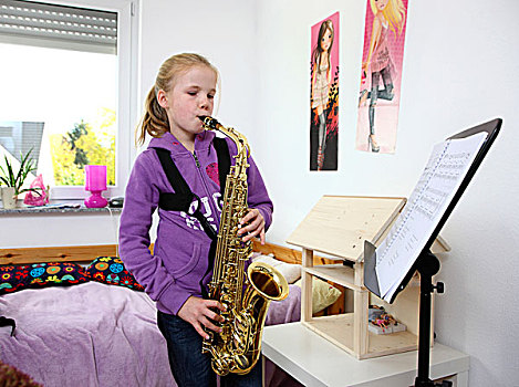 女孩,10岁,实践,萨克斯管,房间