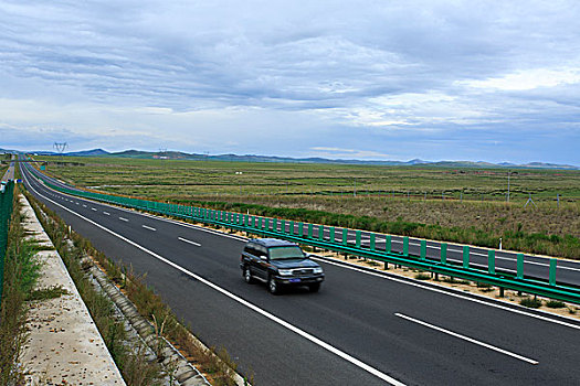 草原上的公路