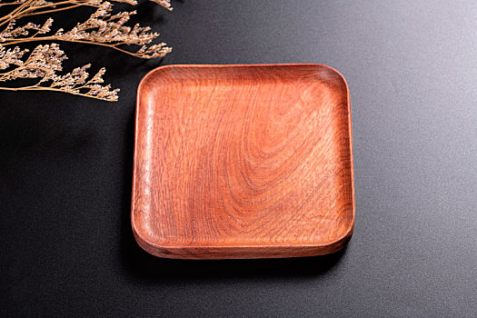 制作精美的木制方盘摆放在桌面上