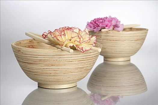 木碗,筷子,康乃馨,花