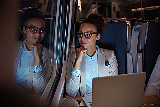 自信,思想,职业女性,向窗外看,客运列车,夜晚,工作,笔记本电脑