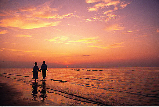 夫妻,走,海滩,握手,日落